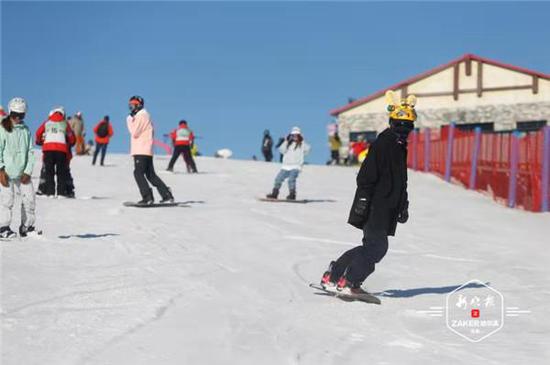 亚布力新雪季开板首滑 一卡畅滑三山 还不快来体验吗