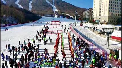 亚布力滑雪节开幕式亮点纷呈 直升机助阵与淘学企鹅卖萌